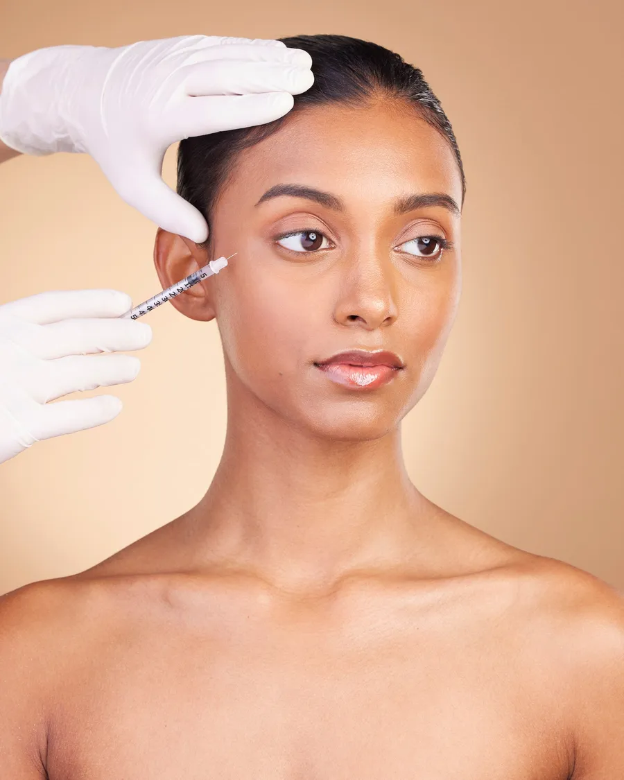 Mesobotox-Behandlung mit Mikrotröpfchen auf der Haut einer Patientin
