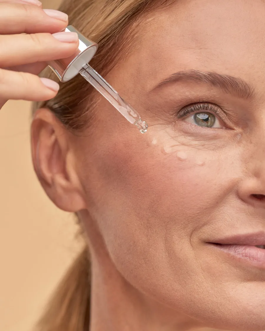 Skin-Booster-Behandlung wird zur Hautfeuchtigkeit aufgetragen